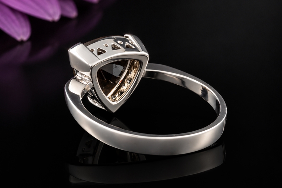 Gress-Rinck Ring Dreickiger Rauchquarz Braun Trillantschliff in Weißgold 