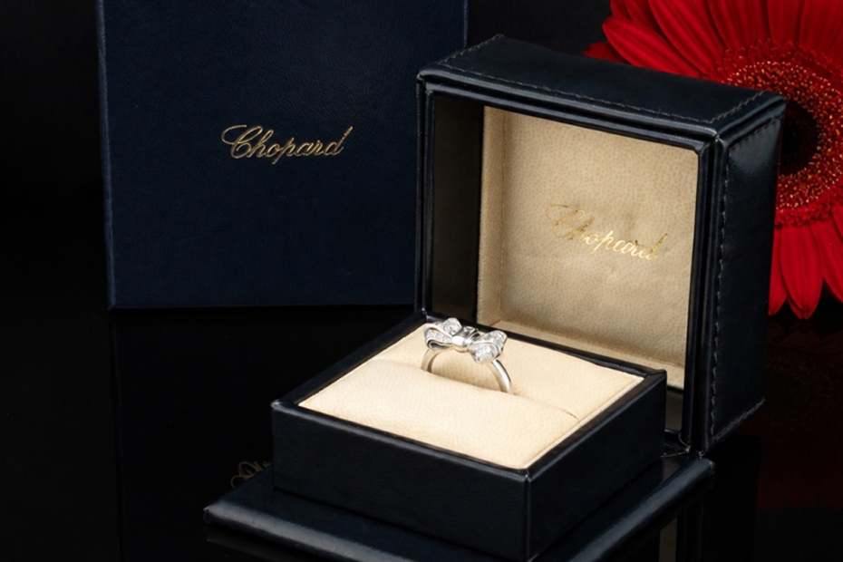 Chopard Ring Schleife mit Baguette Solitär und Diamanten in Weißgold 750 