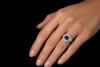 Ring Klassische Weißgold Arbeit mit Saphir im Ovalschliff und Diamanten 