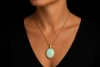 Großer ovaler Anhänger Leuchtender Opal Roségold 750 Goldschmiedearbeit 