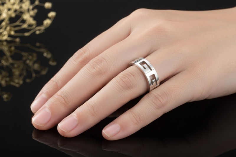 Gucci Ring Bandring Gucci Logo Breites Modell Größe 55 in 750er Weißgold 