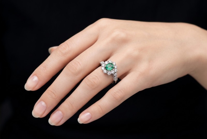 Klassischer Vintage Ring mit Smaragd und Top Diamanten in 750er Weißgold 