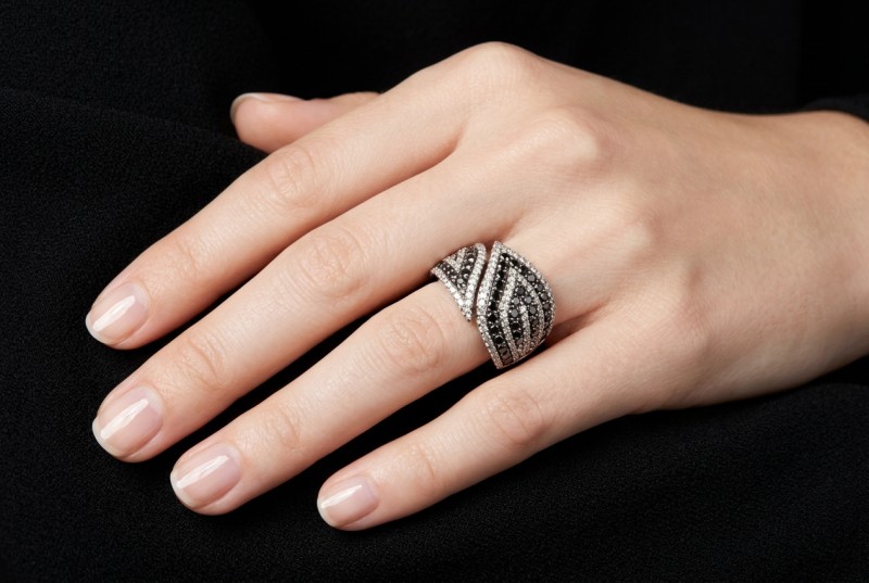 Eleganter Weißgold Ring mit Diamanten Schwarz und Weiß im Wellendesign 