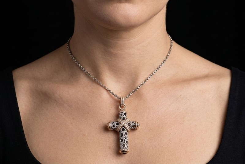 Leo Wittwer Kreuz Anhänger mit Diamanten in 750er Weißgold und Roségold 