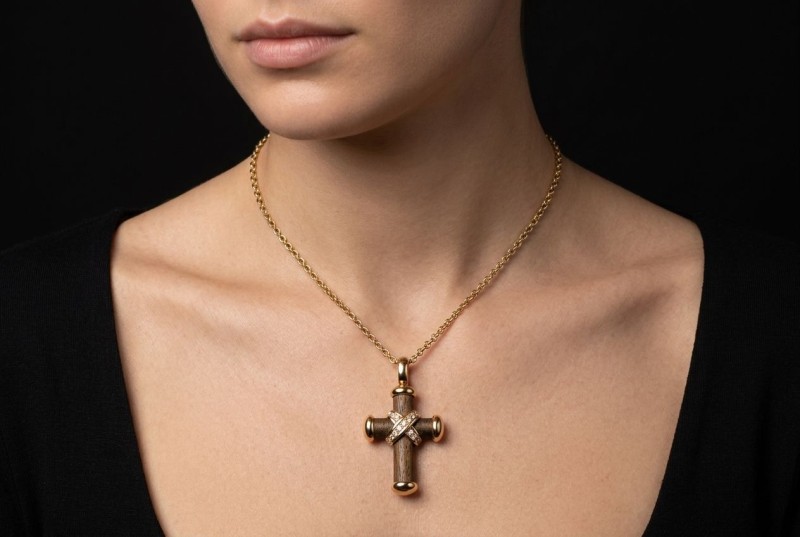 Leo Wittwer Kreuz Anhänger mit Diamanten und Holzarbeit in Roségold 750 