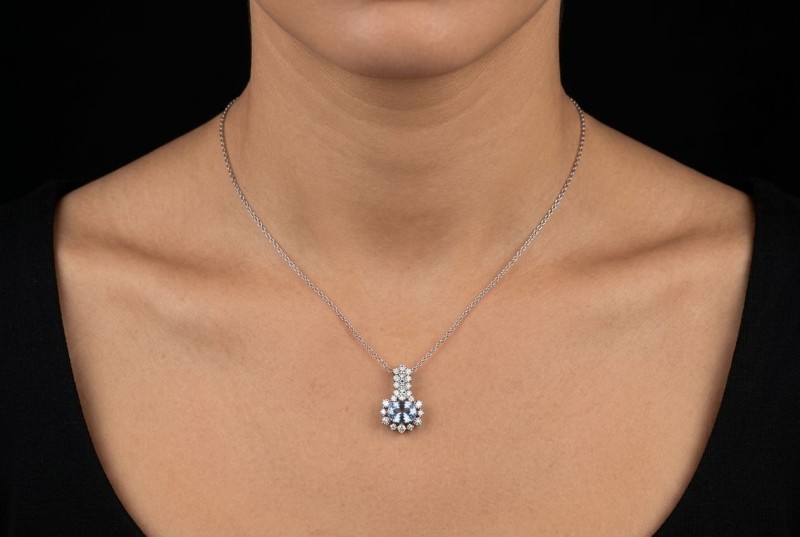 Saphir Anhänger mit Diamanten Bewegliche Handarbeit in 750er Weißgold 