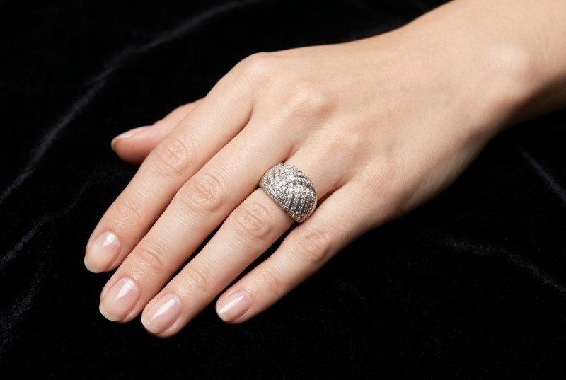 Ring Flechtmotiv Funkelnder Pavé Diamantbesatz in 750er Weißgold Arbeit 