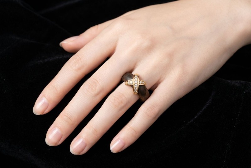 Leo Wittwer Ring Kreuz X Holzarbeit mit Diamanten in 750er Roségold 