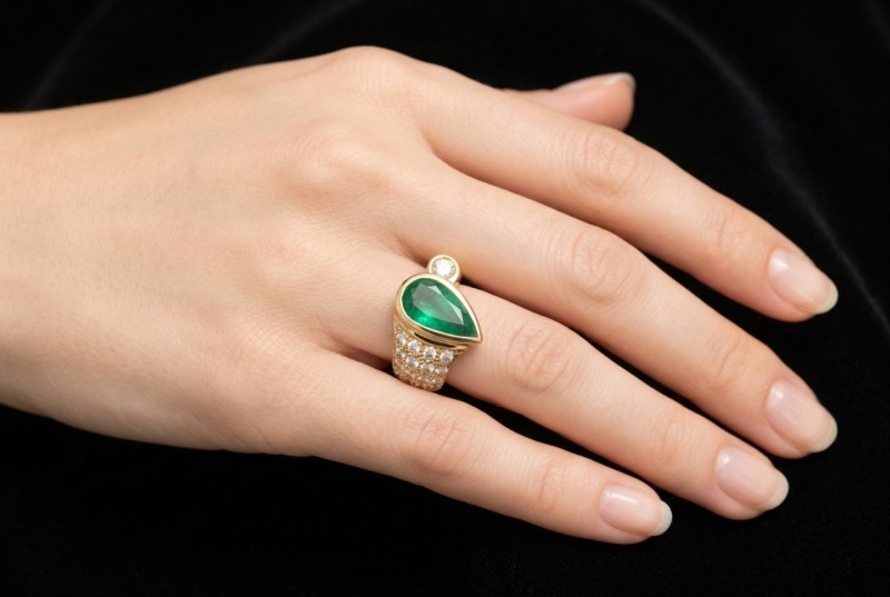 Ring mit Smaragd Tropfen und Diamanten spitz zulaufend in 750er Gelbgold 