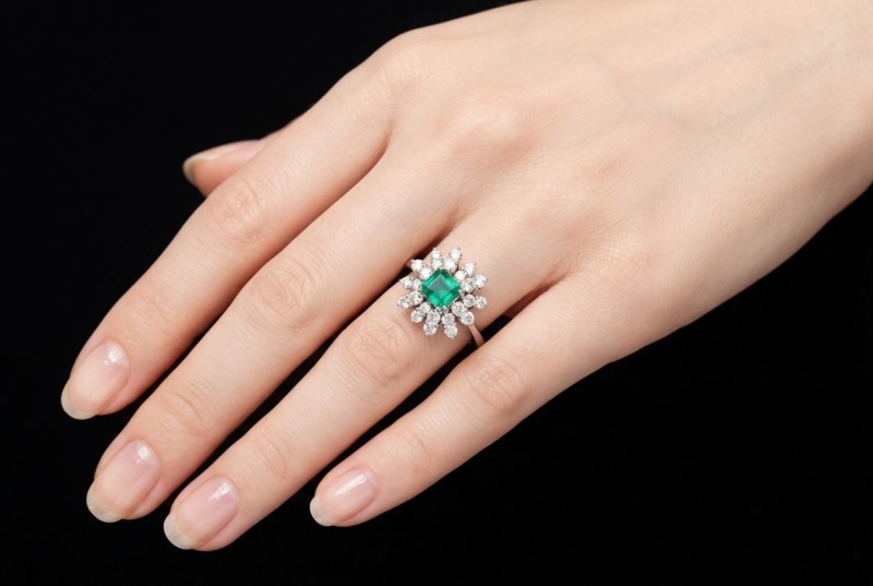 Klassischer Smaragd Cluster Ring mit Diamanten 750er Weißgold 18 Karat 