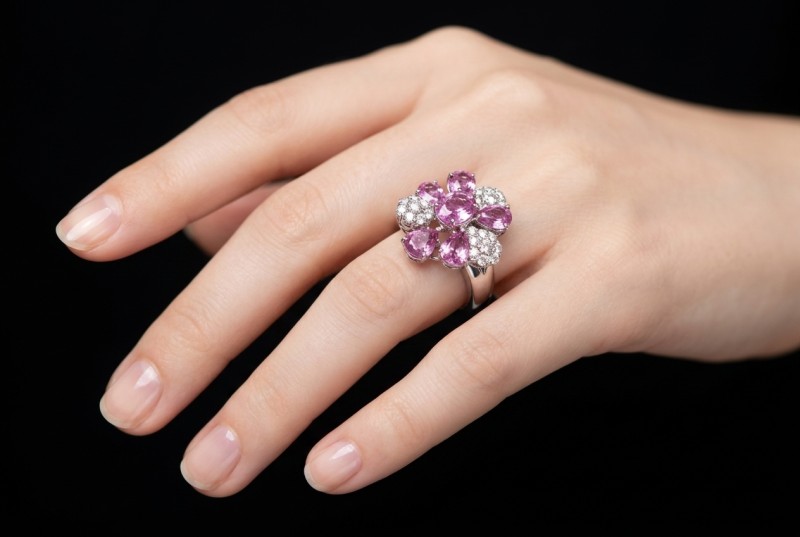 Sommerlicher Blüten Ring Pinke Saphire und Diamanten in 750er Weißgold 