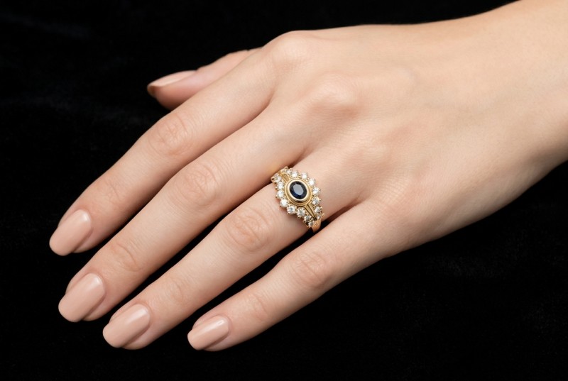 Saphir Ring Klassiker mit feurigen Diamanten 750er Gelbgold Handarbeit 