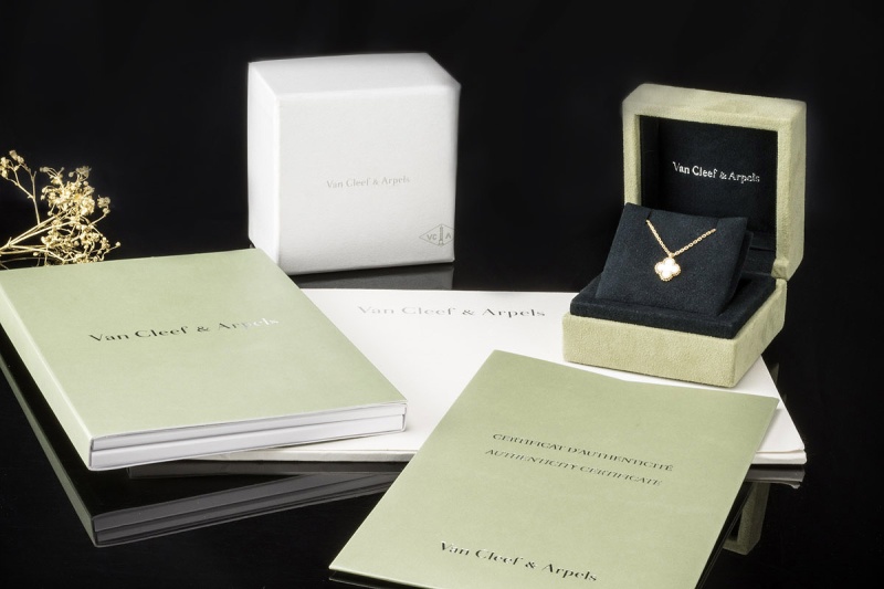 Van Cleef & Arpels Collier Sweet Alhambra mit Perlmutt in 750er Gelbgol 