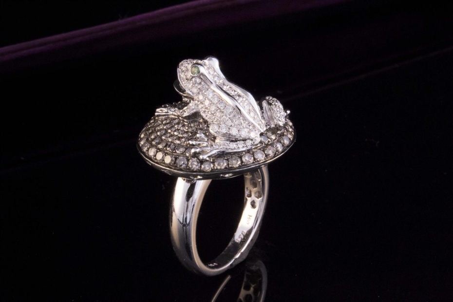 Frosch Ring mit Diamanten weiß braun und Tsavorit in 750er Weißgold 