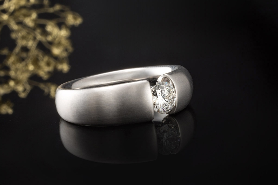 Spannring mit 1 Diamant Halbkaräter 0,50 Carat in Weißgold 585 gebürstet 