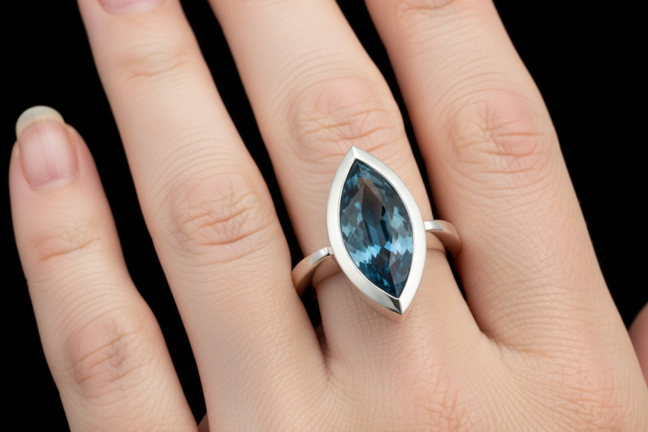 Ring Blauer Topas Edeltopas im Navetteschliff Massiv in 750er Weißgold 