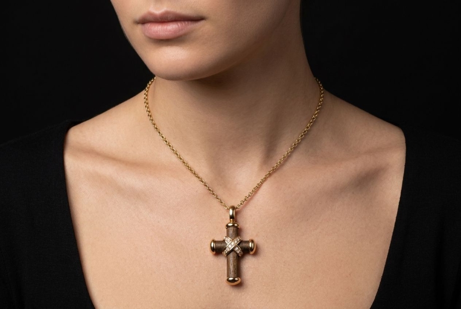 Leo Wittwer Kreuz Anhänger mit Diamanten und Holzarbeit in Roségold 750 