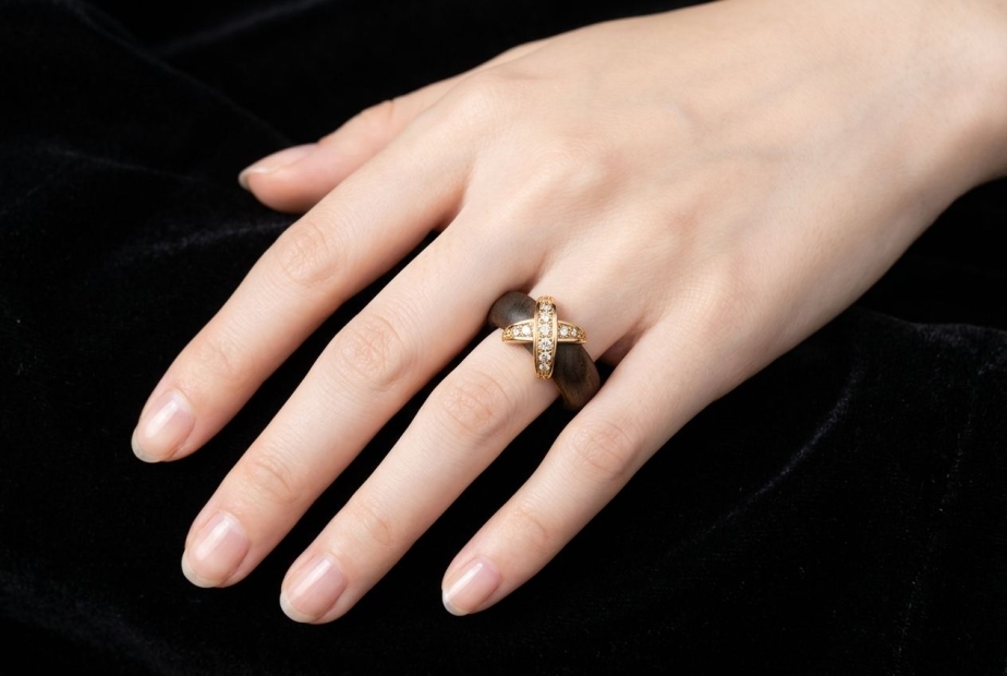 Leo Wittwer Ring Kreuz X Holzarbeit mit Diamanten in 750er Roségold 