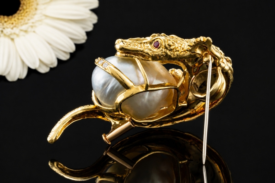 Anhänger Brosche Krokodil Barockperle und Diamanten Gelbgold Handarbeit 