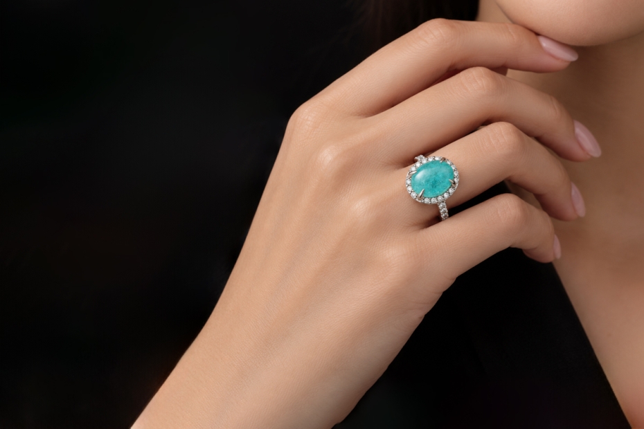 Ring mit Paraiba Turmalin Cabochon 5 Ct. und Diamanten in 750er Weißgold 