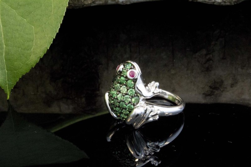 Tier Motiv Ring Frosch in 750er Weißgold mit Tsavorite und Rubin 