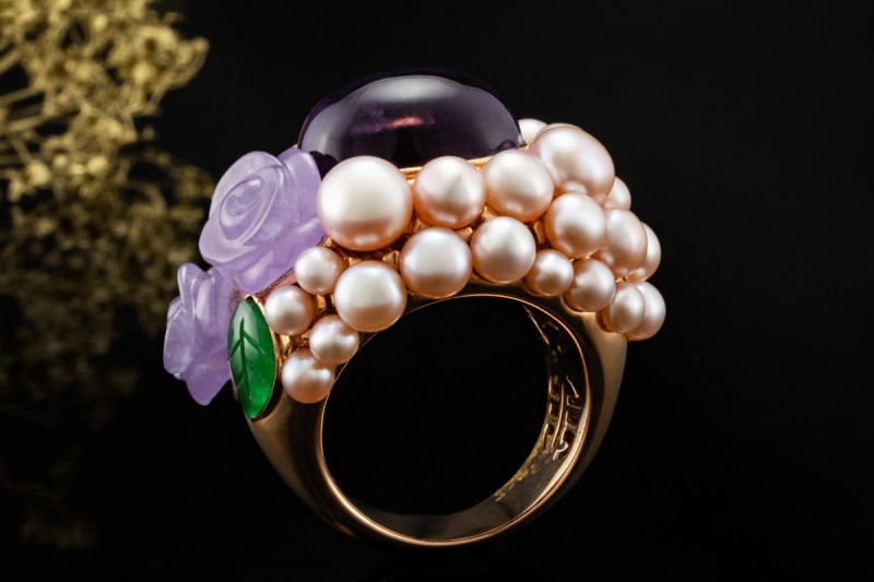 MIMÍ Cocktail Ring Blumen mit Amethyst Perlen und Jade in 750er Roségold 