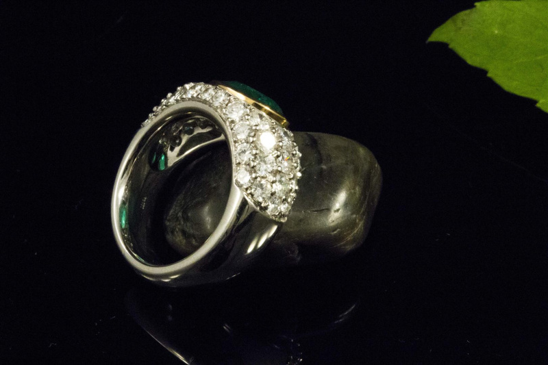 Hans Dieter Krieger Ring mit Smaragd und Brillanten in 950er Platin 