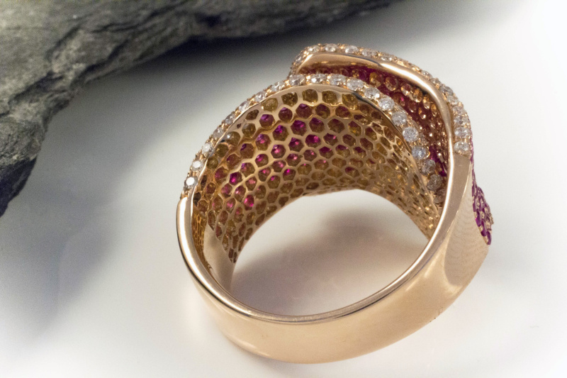 Verspielter Designer Ring mit pinken SAPHIREN & Brillanten 750 Rotgold 