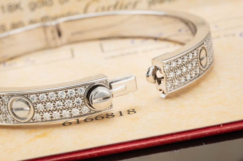 Cartier Love Armreif Klassisch Diamanten Ausgefasst in Weißgold Full Set 