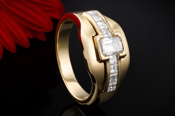 Diamantring mit eckigen Diamanten in massiver 750er Gelbgold Handarbeit