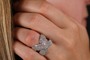 Ring mit 3 Carat Top Diamanten Brillanten über Kreuz in 750er Weißgold