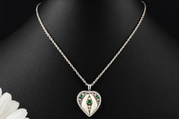 Traditionelles Jagdschmuck Collier Hollfelder Fuchszahnherz in Weißgold