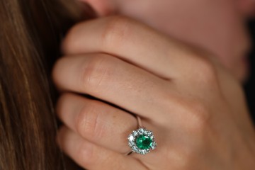 Ring mit Traum Smaragd und feurigen Diamanten Brillanten in Weißgold 750