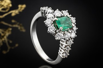 Klassischer Vintage Ring mit Smaragd und Top Diamanten in 750er Weißgold