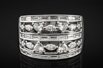 Breiter Herz Bandring mit Diamanten durchbrochen in 950er Platin Arbeit