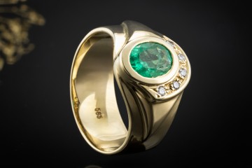 Leuchtender Smaragd Ring Oval mit Diamanten in 585er Gelbgold Handarbeit