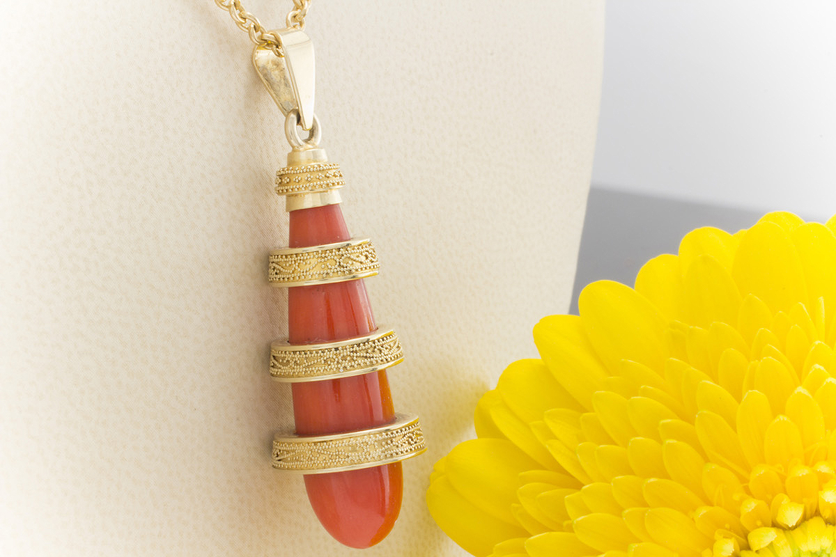 Detailverliebt verzierter Anhänger Koralle Rot in feinem 585er Gelbgold